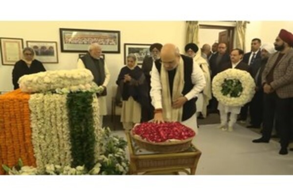 PM Amit Shah pays final respect to Dr manmohan Singh